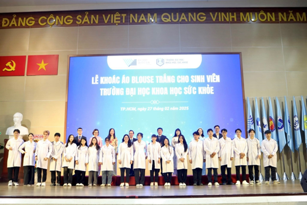 Lễ khoác áo bluose trăng cho Sinh viên